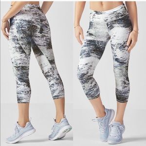 NWT! Fabletics Gia Powerlite Capri-Fossil Print Sm